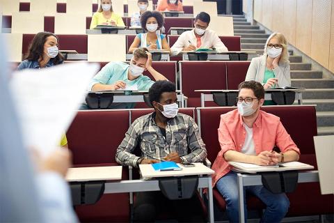 Im Hörsaal mit Masken